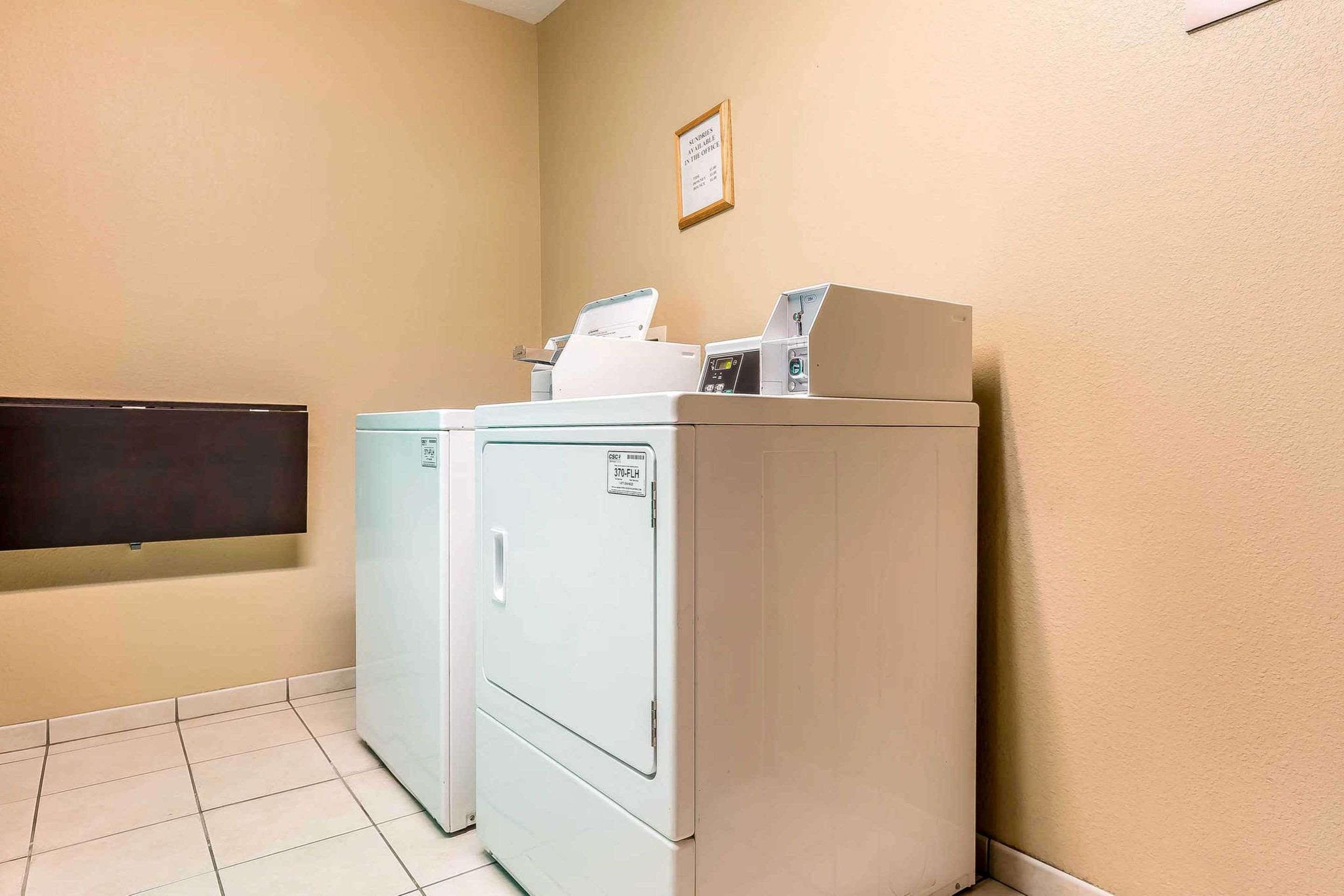 Comfort & Hotel East Moline