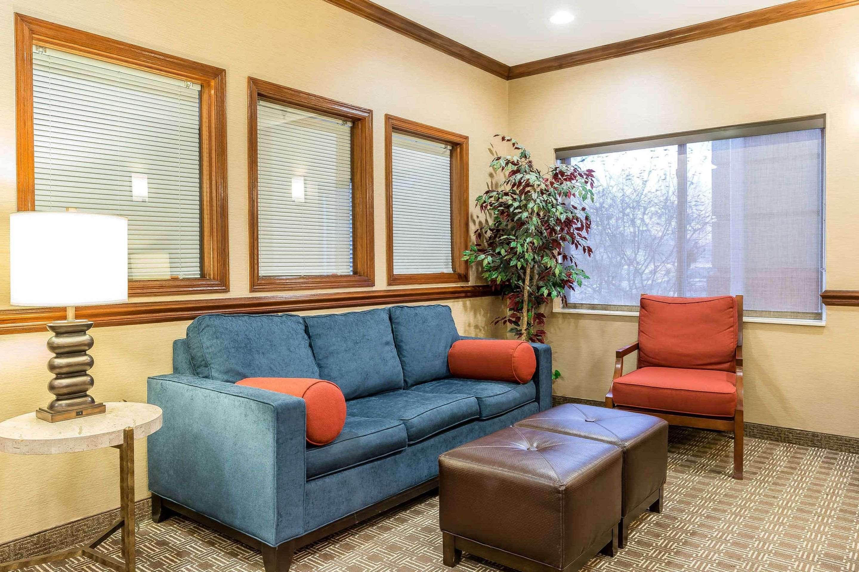 Comfort & Hotel East Moline