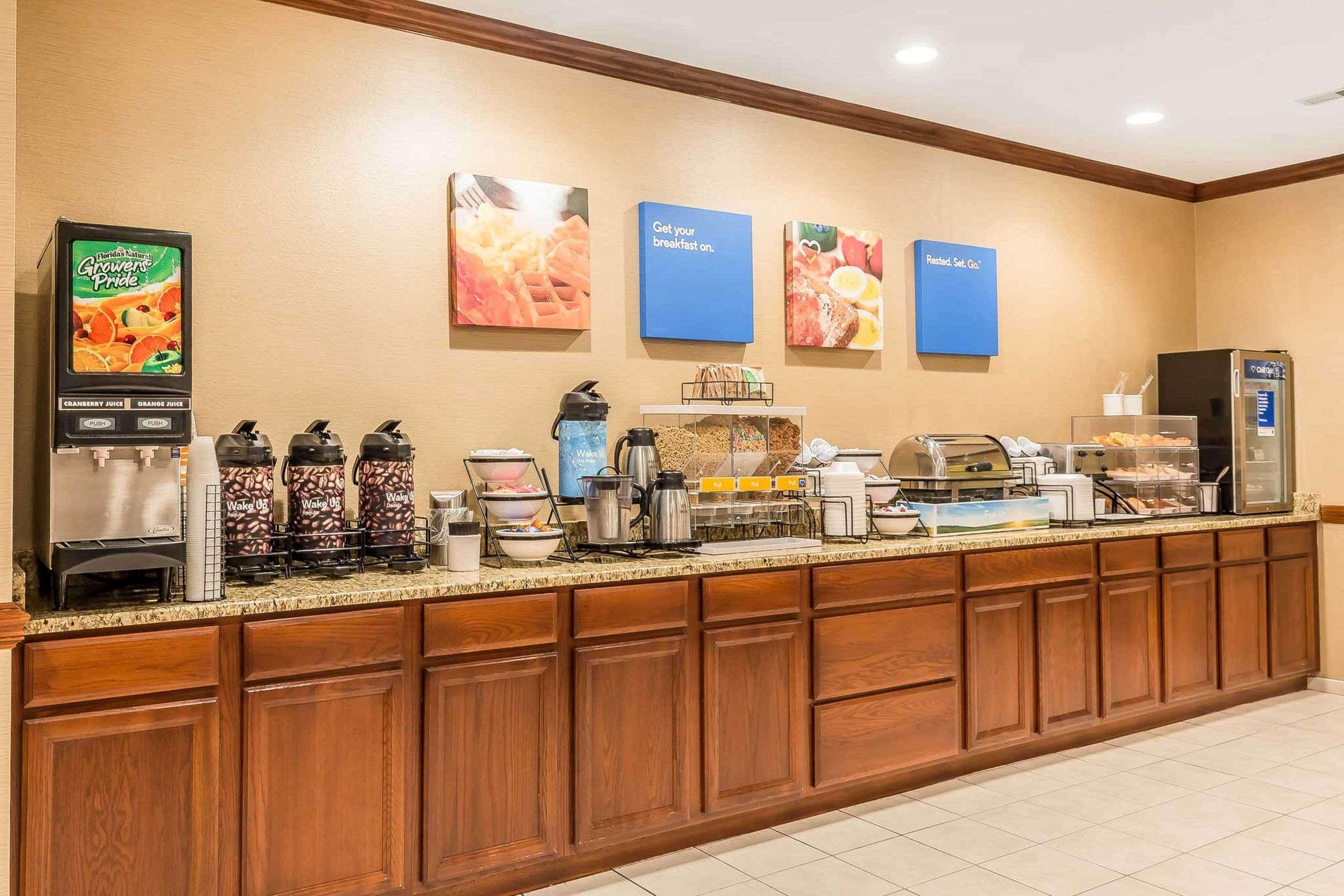 Comfort & Hotel East Moline