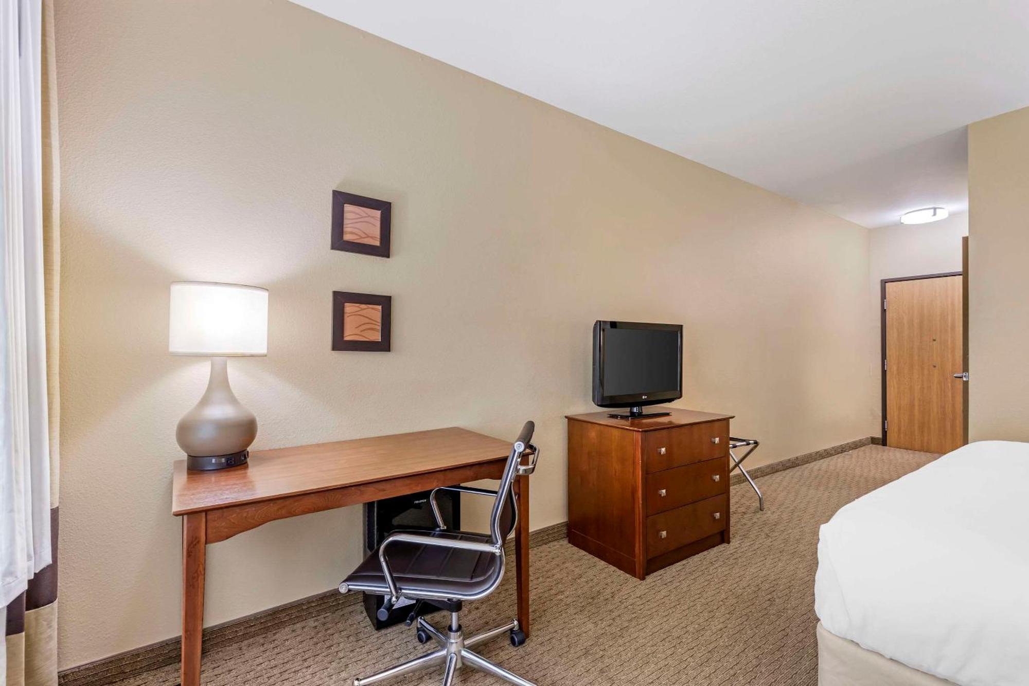Comfort & Hotel East Moline